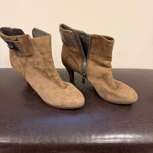 Heeled boots with buckle